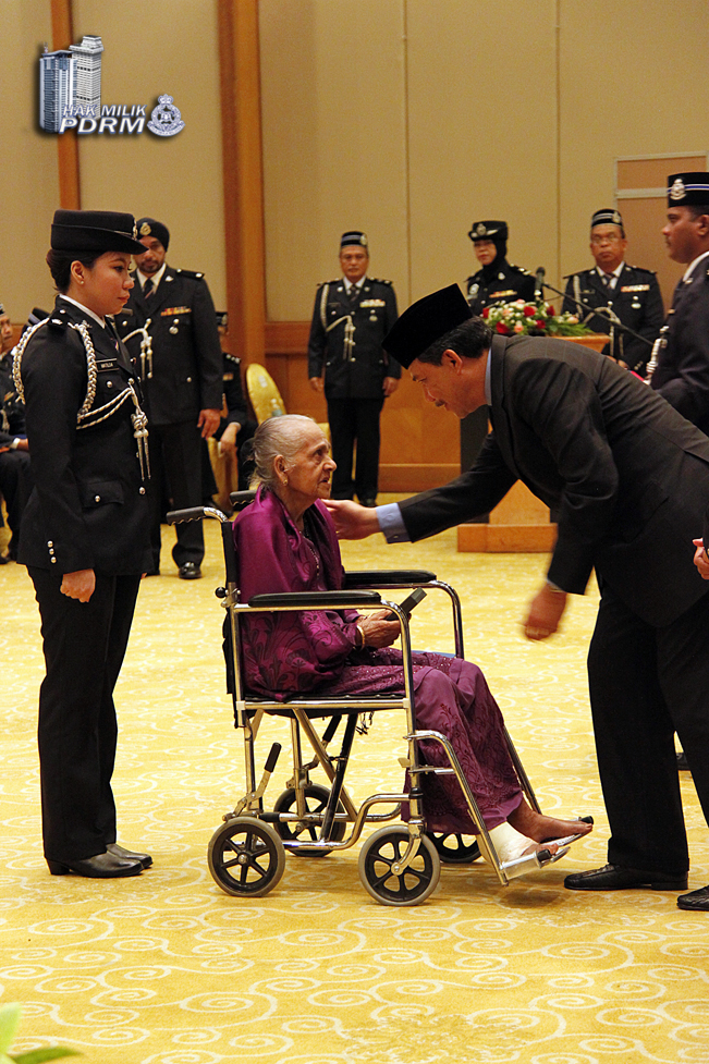 Bekas Polis Terima Pingat Jasa Pahlawan Negara