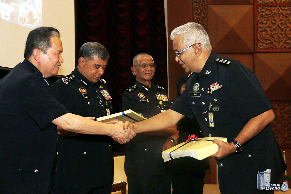 sesi penyampaian sijil penyertaan daripada Ketua Polis Negara kepada wakil-wakil jabatan, formasi dan kontinjen yang terlibat dalam persidangan.. IMG_9107