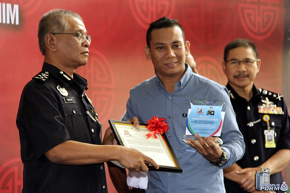 Tuah Sembilan Pengguna Jalan Raya Terima Sijil Penghargaan