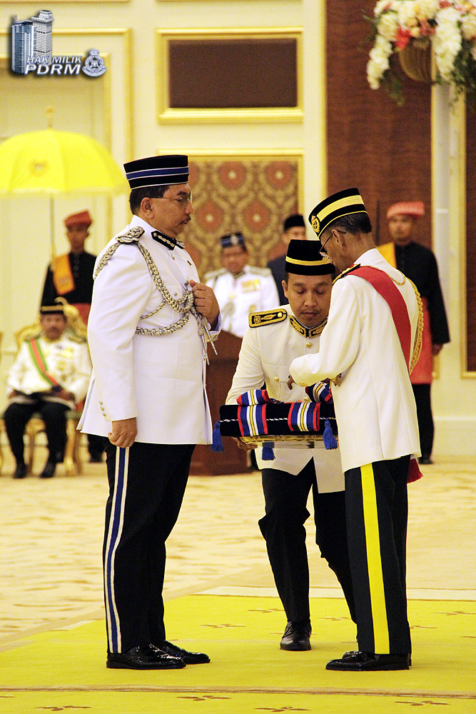 Pengarah Jabatan Keselamatan Dalam Negeri dan Ketenteraman Awam (KDN/KA) PDRM, Dato' Sri Muhammad Sabtu Osman semasa menerima pingat Darjah Kepahlawanan Pasukan Polis... 249 Terima Darjah Kepahlawanan Pingat Keberanian Polis