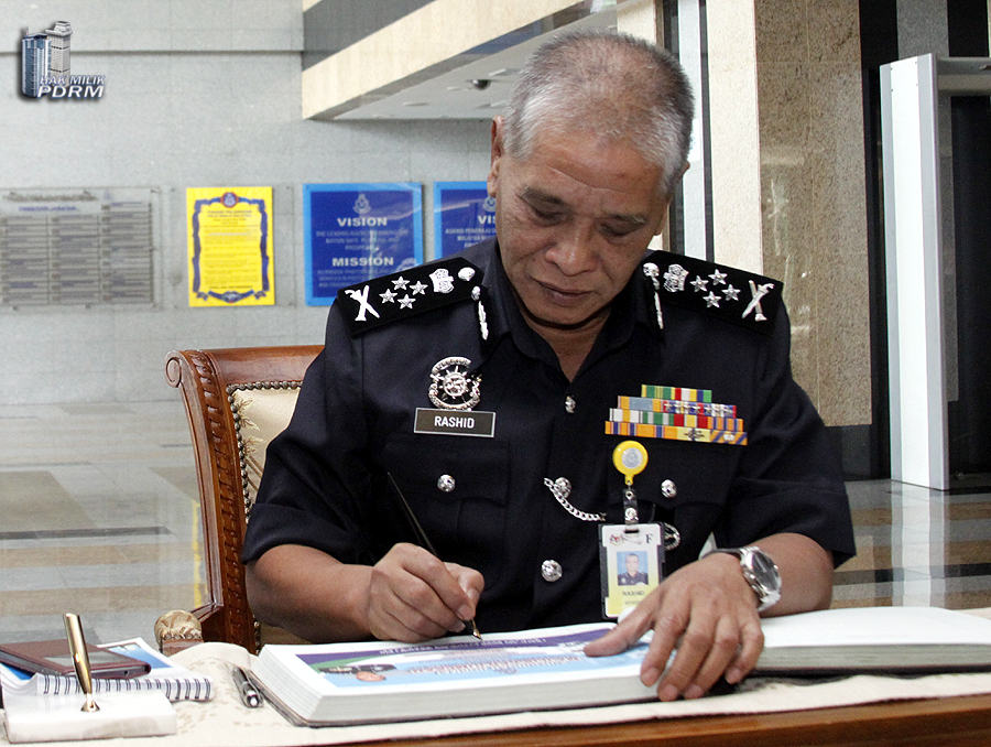 Timbalan Ketua Polis Negara menandatangani buku lawatan Tingkatkan Mutu Perkhidmatan Kekalkan Keharmonian Masyarakat