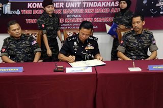 Timbalan Pengarah KDNKA (Gerakan), Bahagian Gerakan Jabatan KDNKA, Bukit Aman, DCP Datuk Azizan Abd Aziz selaku saksi dalam sesi serah terima tugas Komander Unit Tindakhas Acp Mohd Khairi Memangku Jawatan Komander Utk
