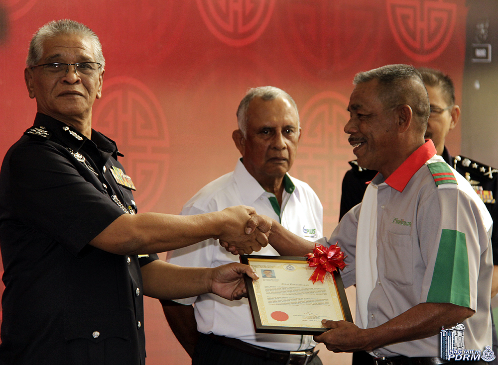 Tuah Sembilan Pengguna Jalan Raya Terima Sijil Penghargaan