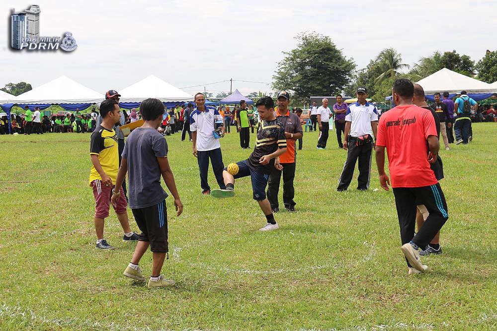Sekitar acara Sepak Raga Ratus berlangsung di Sambutan Hari Sukan Negara 2017 peringkat PDRM.