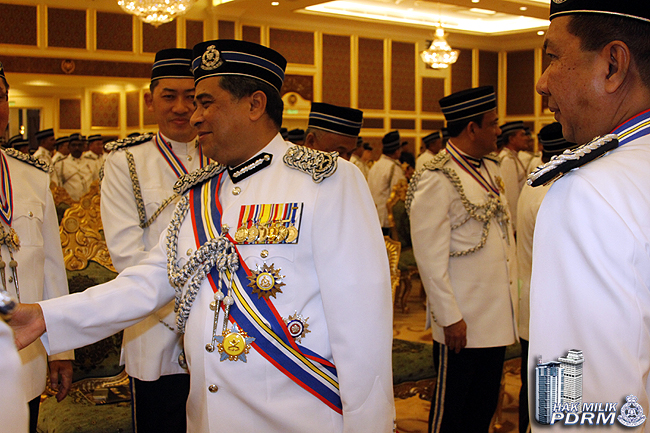 239 Terima Pingat Peringatan Hari Polis Ke 207