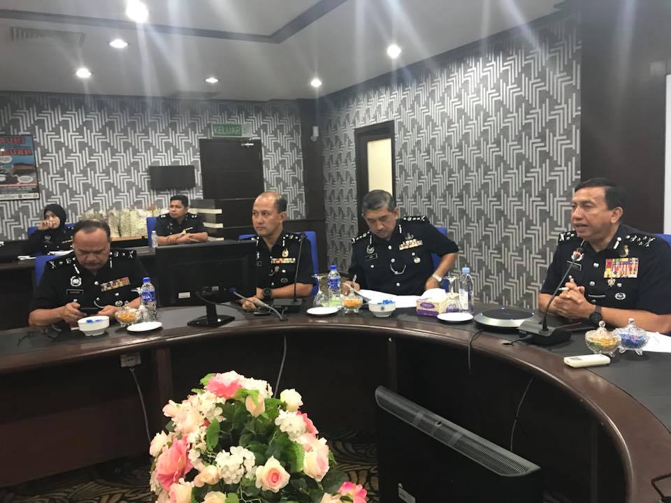 Sekitar persidangan berlangsung...
