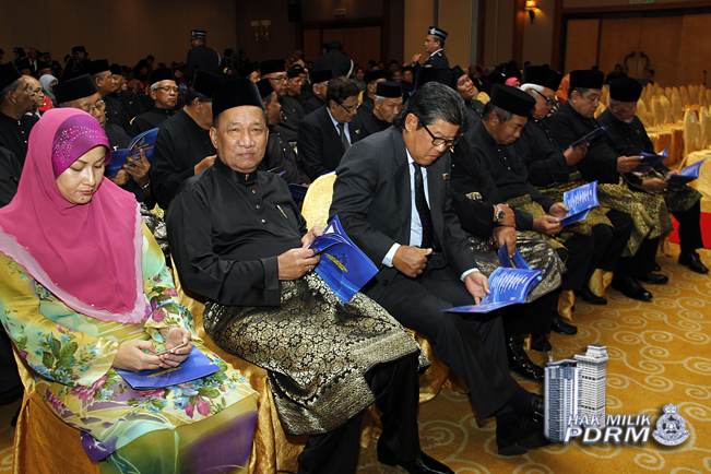 Bekas Polis Terima Pingat Jasa Pahlawan Negara