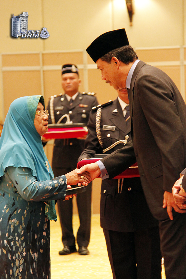 Bekas Polis Terima Pingat Jasa Pahlawan Negara