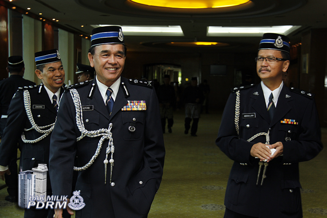 Bekas Polis Terima Pingat Jasa Pahlawan Negara