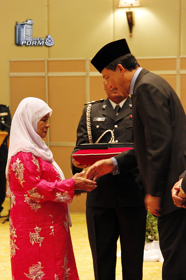 Bekas Polis Terima Pingat Jasa Pahlawan Negara