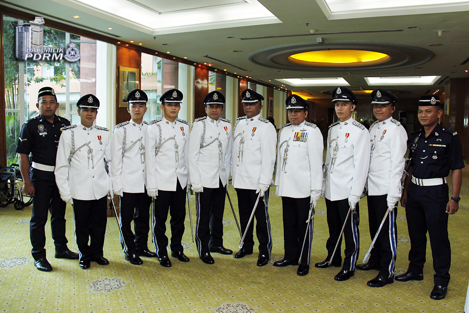 Bekas Polis Terima Pingat Jasa Pahlawan Negara