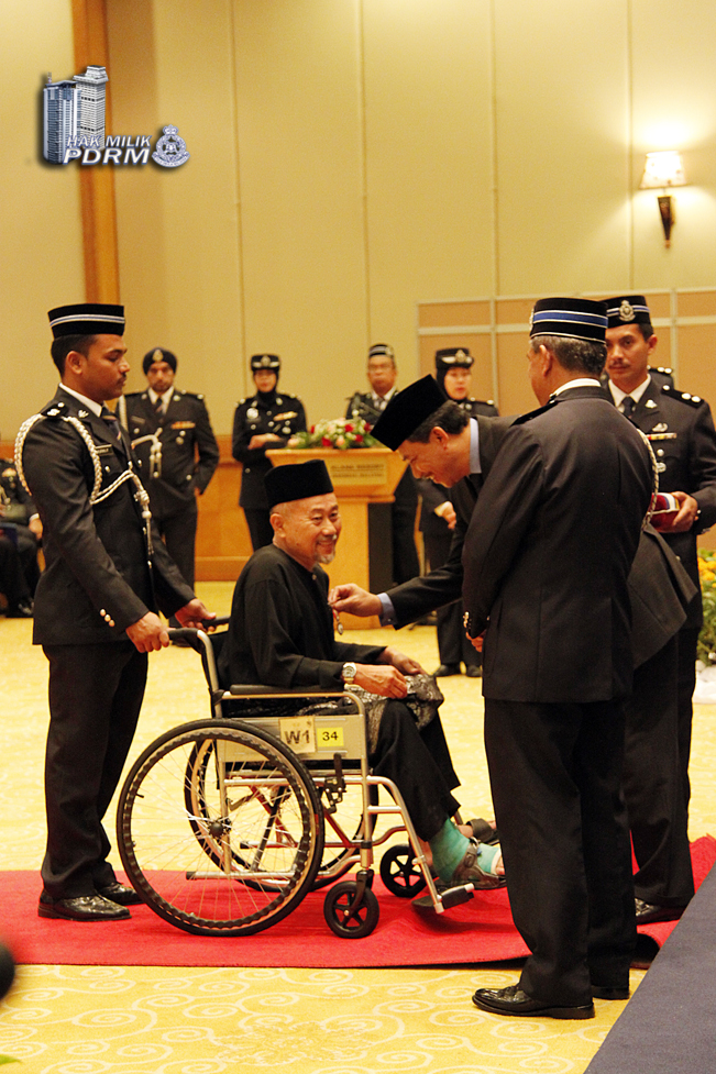 Bekas Polis Terima Pingat Jasa Pahlawan Negara