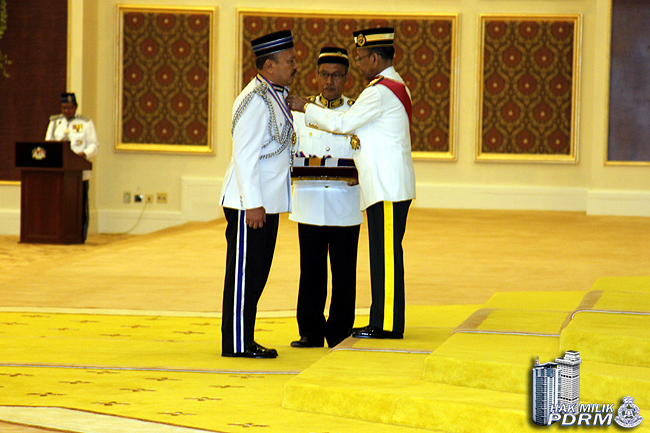 239 Terima Pingat Peringatan Hari Polis Ke 207