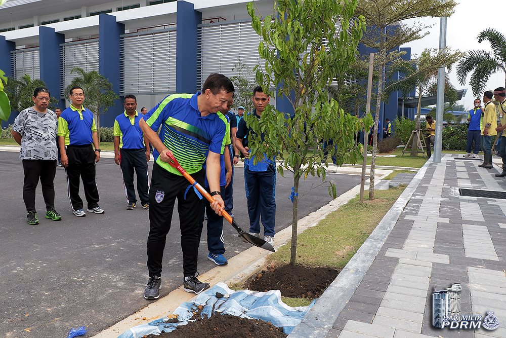 Sekitar aktiviti penanaman pokok oleh Pengarah KDNKA, Dato’ Sri Zulkifli Abdullah di Pangkalan Pasukan Gerakan Udara (PGU), Subang. Sekitar aktiviti penanaman pokok oleh Pengarah KDNKA, Dato’ Sri Zulkifli Abdullah di Pangkalan Pasukan Gerakan Udara (PGU), Subang.