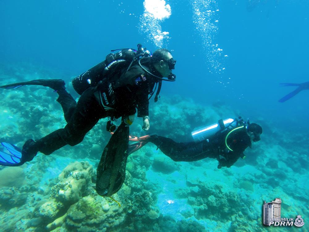 Pengarah Jabatan KDNKA, Bukit Aman, Dato’ Sri Zulkifli Abdullah mengetuai 160 penyelam membersihkan dasar laut Pulau Perhentian. (2)