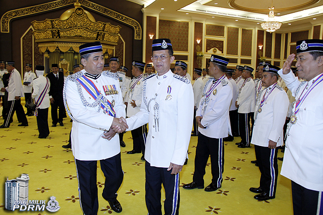 239 Terima Pingat Peringatan Hari Polis Ke 207