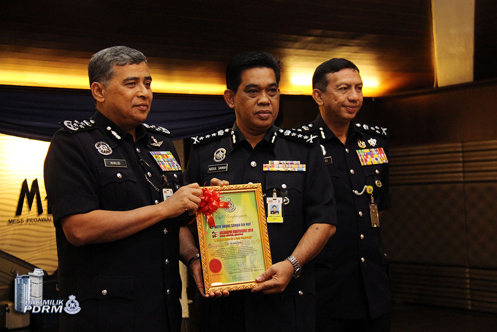Petugas Persidangan Aseanapol Ke 36 Terima Sijil Penghargaan