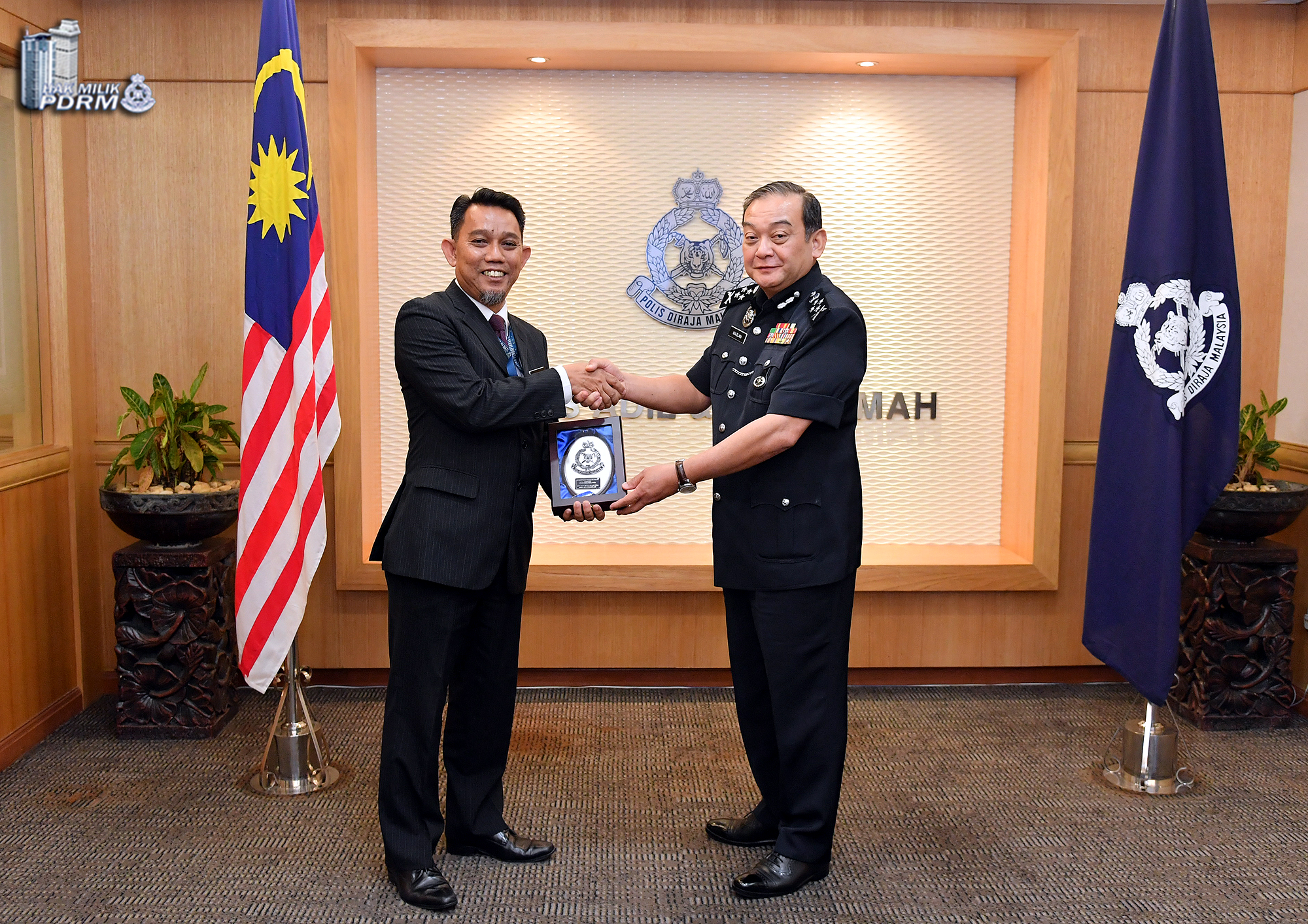 Sesi penyampaian cenderahati daripada Timbalan Ketua Polis Negara, DIG Dato' Pahlawan Mazlan Mansor kepada Timbalan Ketua Pengarah (Operasi) JPN, Tuan Haji Jasri Kasim. PRO_4860