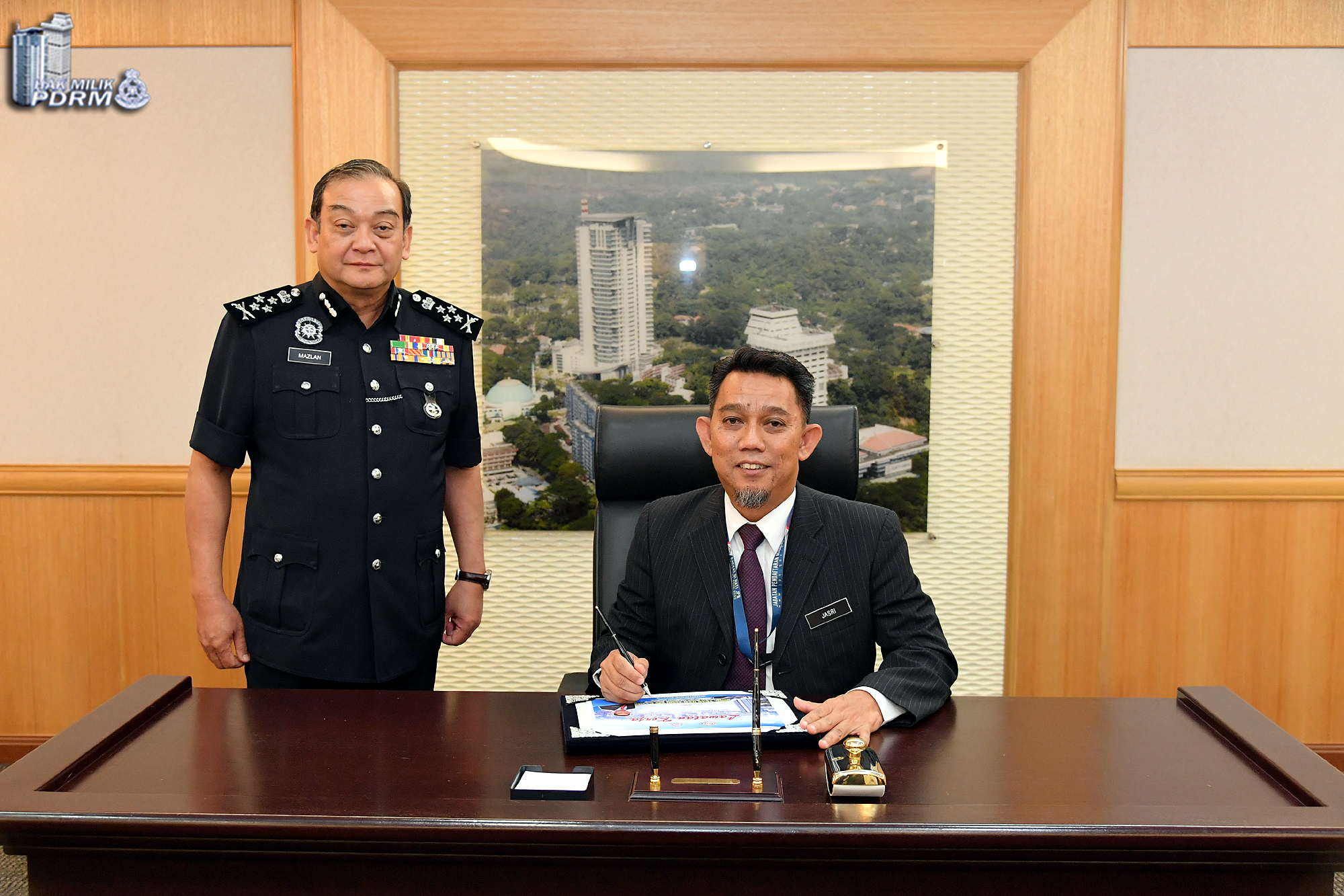 Sesi menandatangani buku pelawat oleh Timbalan Ketua Pengarah (Operasi) JPN, Tuan Haji Jasri Kasim. PRO_4853