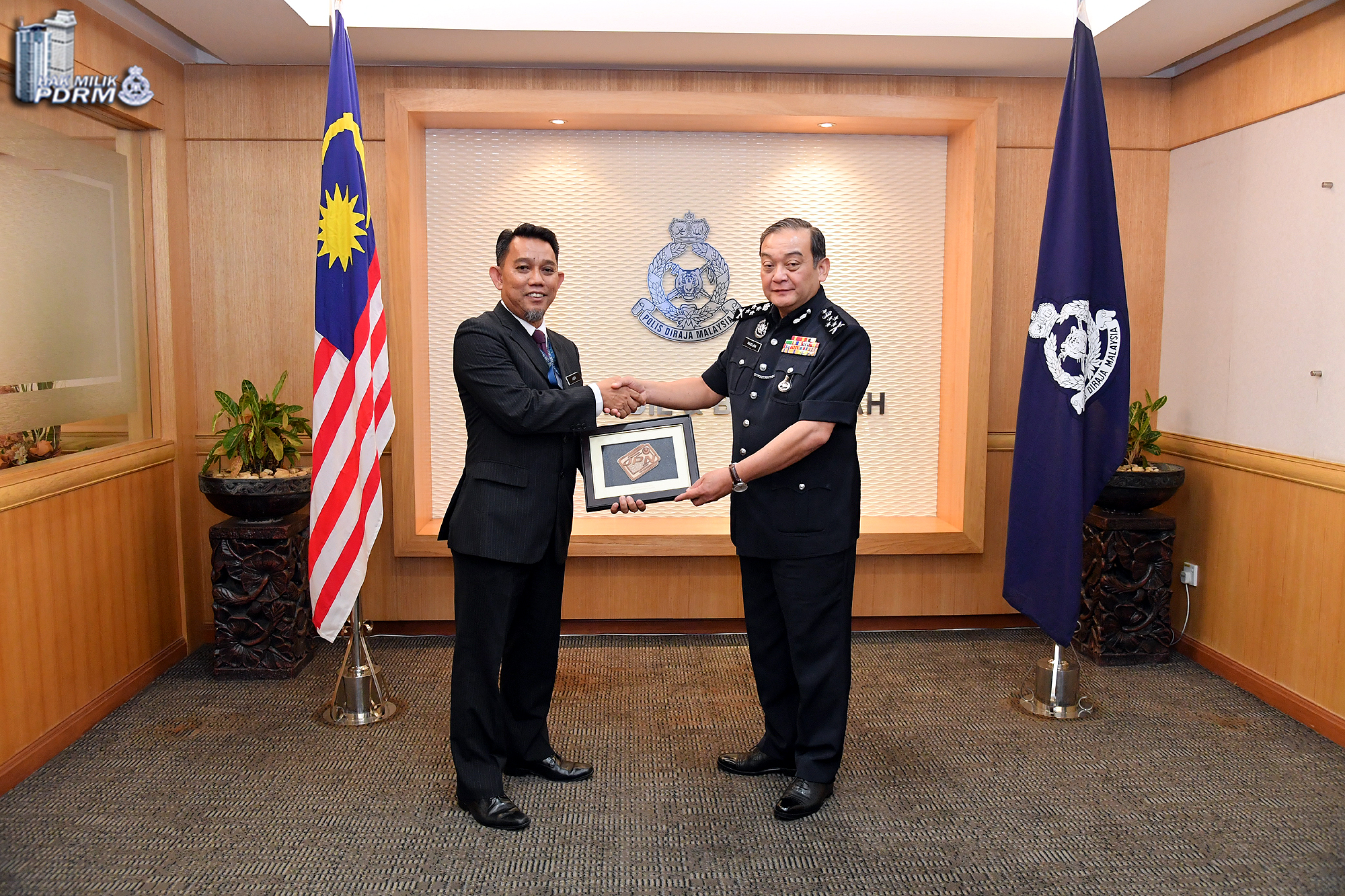 Sesi penyampaian cenderahati daripada Timbalan Ketua Pengarah (Operasi) JPN, Tuan Haji Jasri Kasim kepada Timbalan Ketua Polis Negara, DIG Dato' Pahlawan Mazlan Mansor. PRO_4857