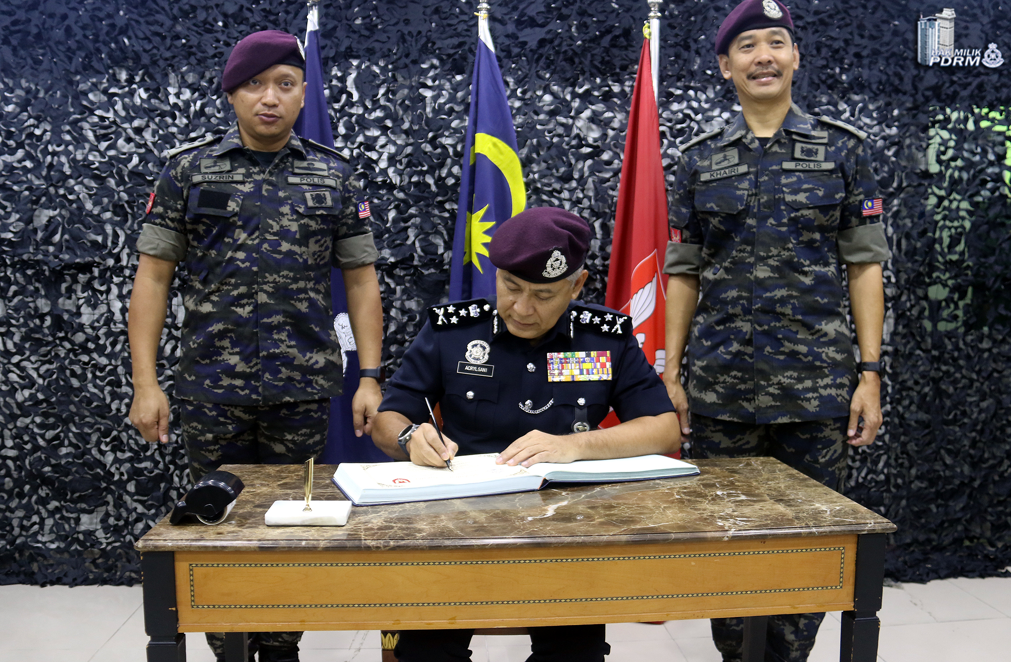Sesi menandatangani buku pelawat oleh Pengarah KDNKA, CP Dato’ Sri Acryl Sani Haji Abdullah Sani. 1