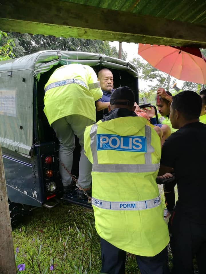 4 Posting Pilihan Polis Selamatkan Warga Emas Terkandas Akibat Banjir