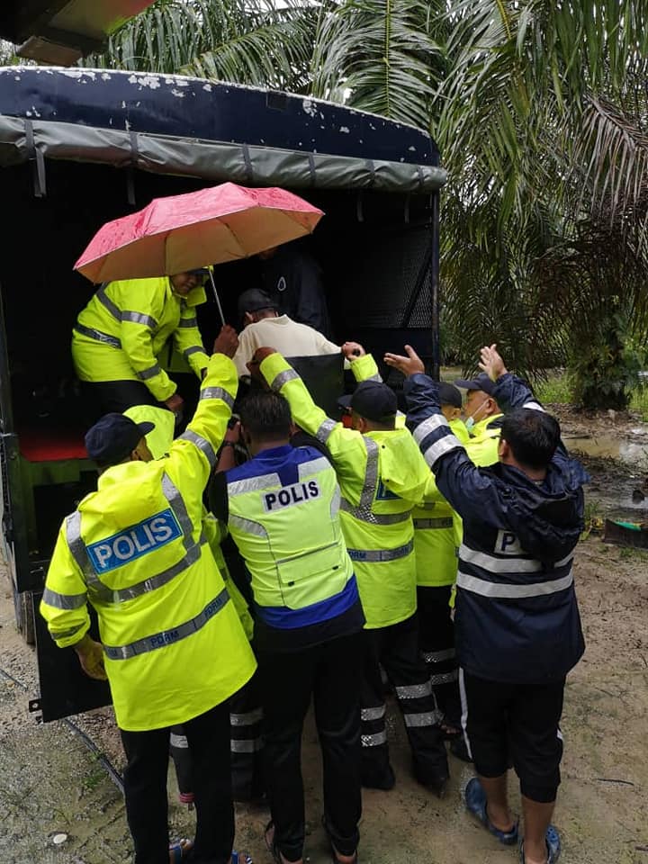 2 Posting Pilihan Polis Selamatkan Warga Emas Terkandas Akibat Banjir