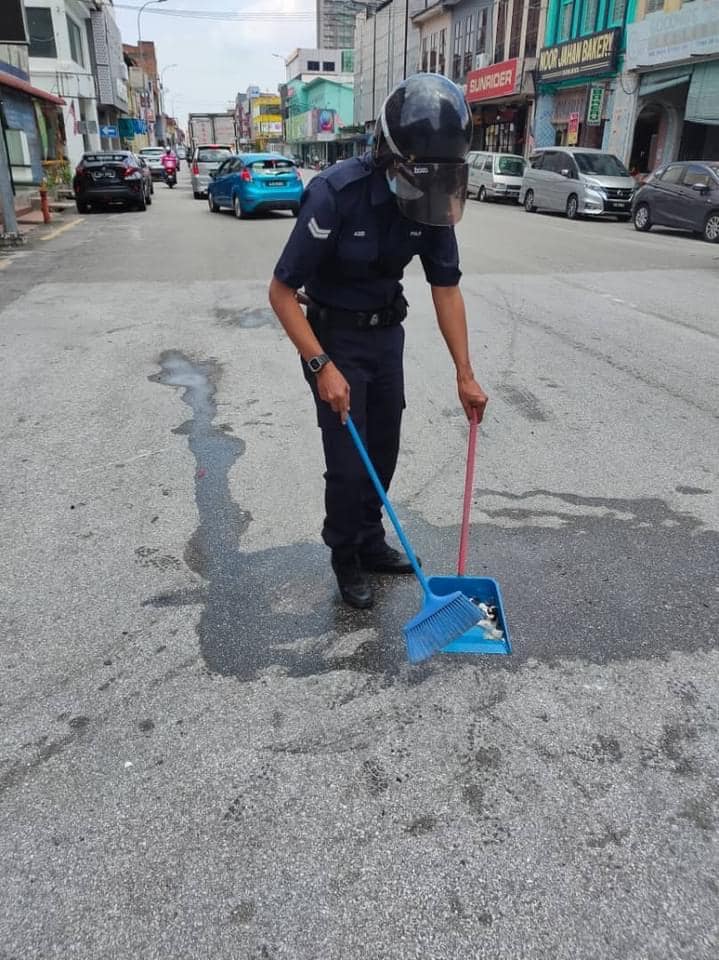 3 Pic Of The Day Terima Kasih Koperal Azizi Atas Keprihatinan Anda