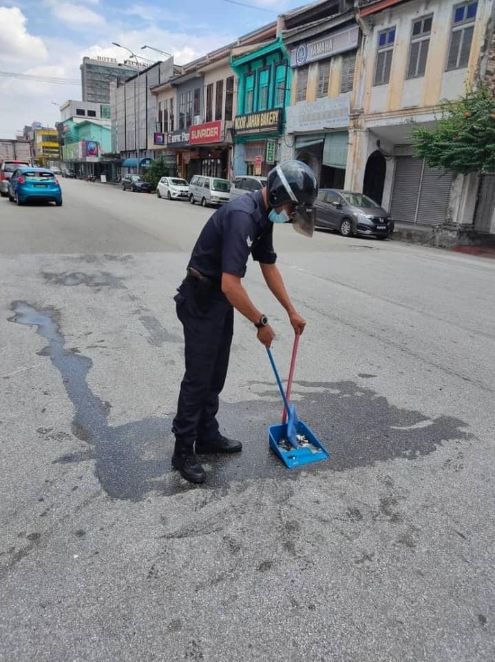 2 Pic Of The Day Terima Kasih Koperal Azizi Atas Keprihatinan Anda