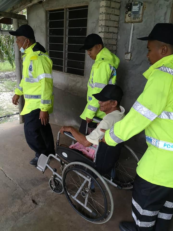 1 Posting Pilihan Polis Selamatkan Warga Emas Terkandas Akibat Banjir