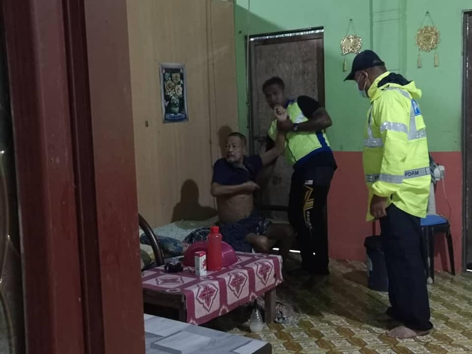 3 Posting Pilihan Polis Selamatkan Warga Emas Terkandas Akibat Banjir