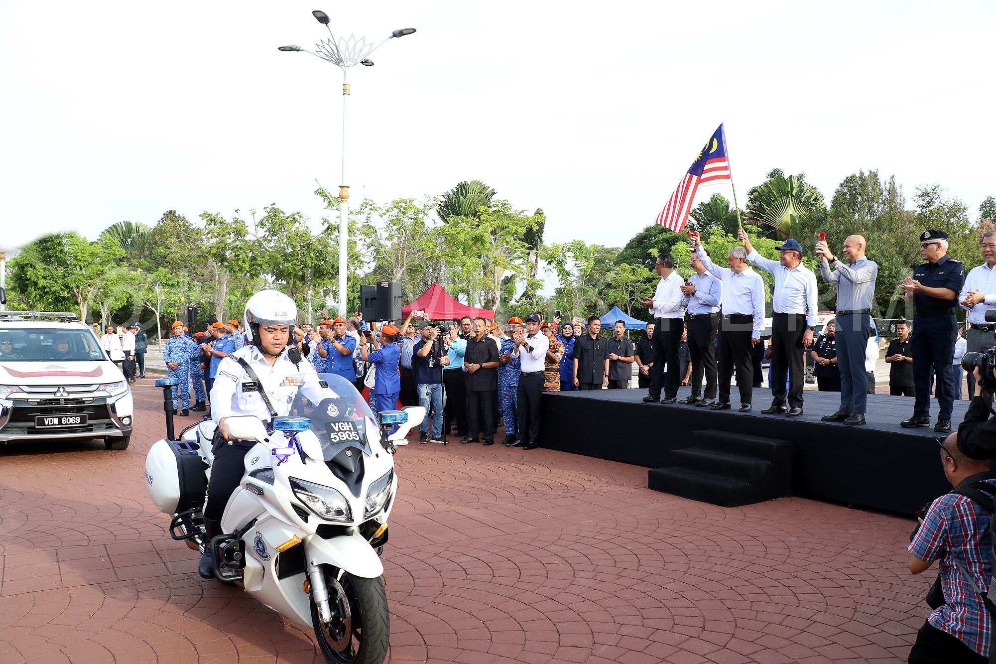 0S5A6366 Kpn Hadir Flag Off Pasukan Sukarelawan Penjawat Awam Pasca Banjir Ke Johor
