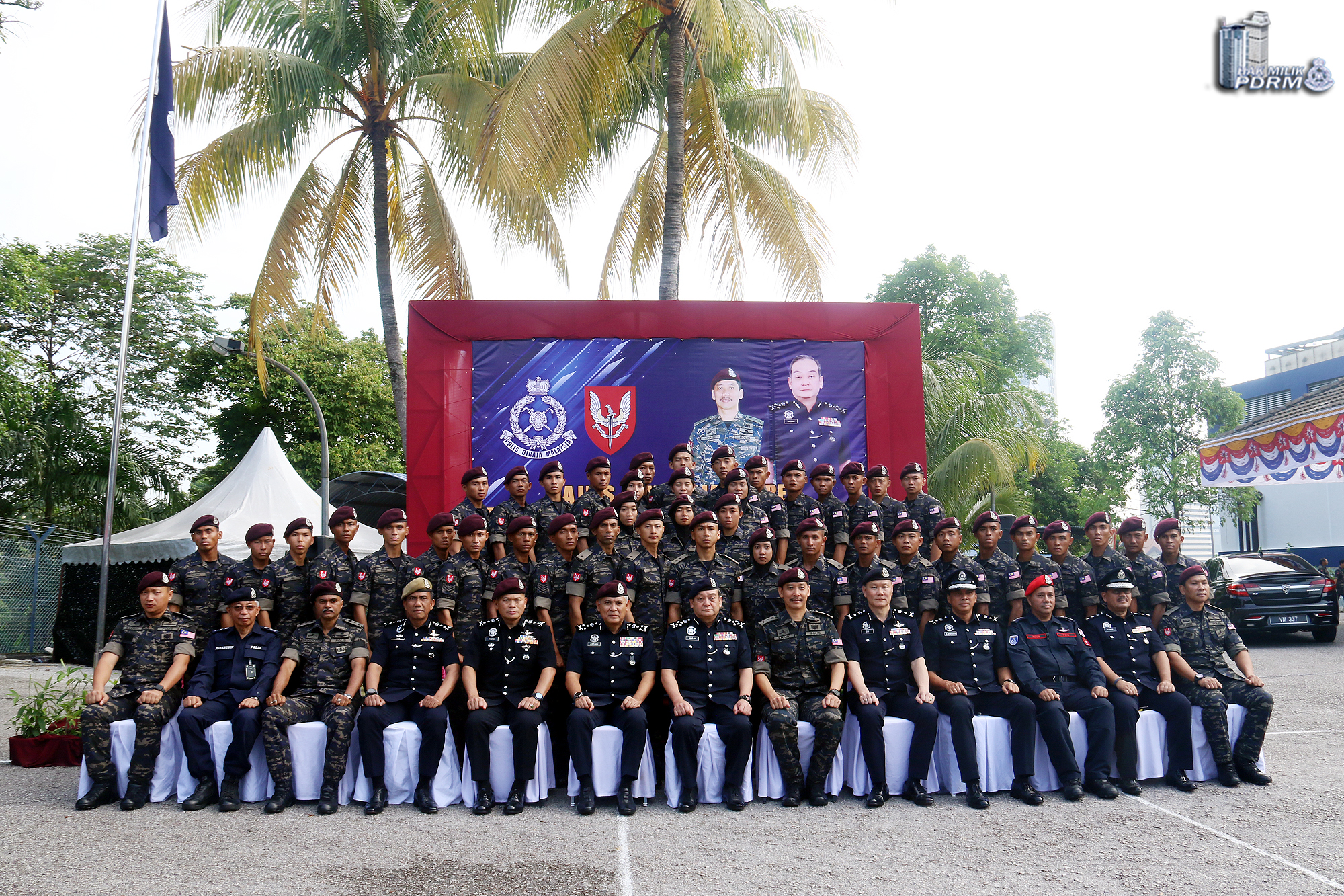 Sesi bergambar kenangan. 56