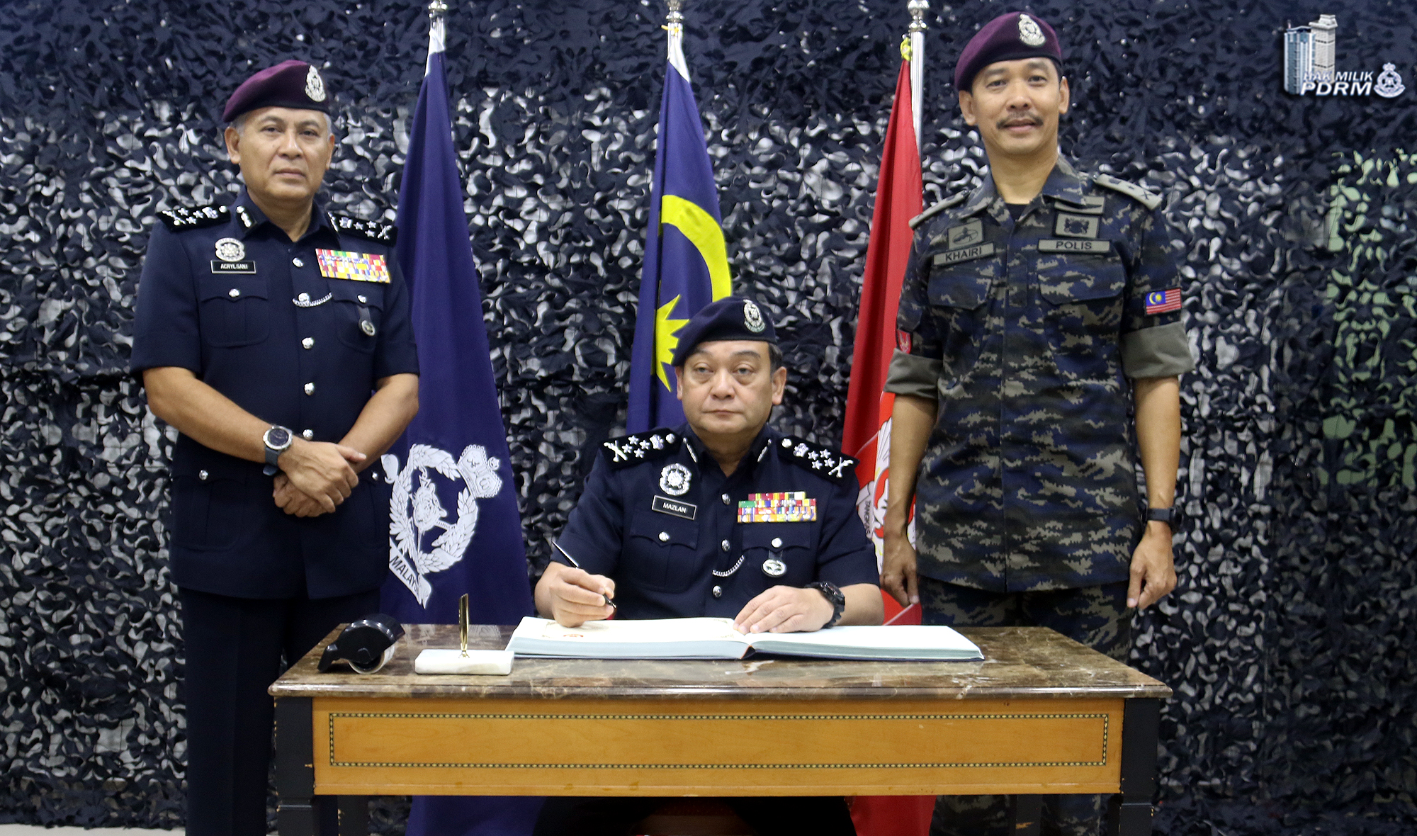Sesi menandatangani buku pelawat oleh Timbalan Ketua Polis Negara, DIG Dato’ Pahlawan Mazlan Mansor. 6