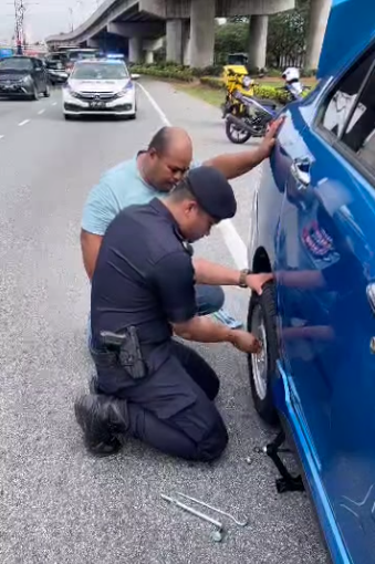 Biarjasajadikenangan Video Pilihan Anggota Mpv Ipd Jbu Bantu Pemandu Kereta Tukar Tayar