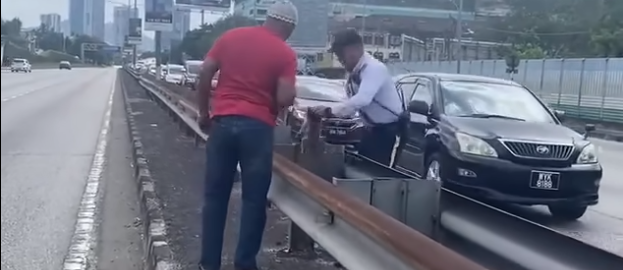 Biarjasajadikenangan Video Pilihan Op Selamat 21 Abang Polis Selamatkan Anak Monyet Yang Terperangkap