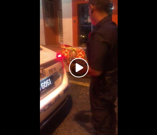 Video Pilihan Keprihatinan Anggota Polis Berkongsi Rezeki Dengan Insan Yang Kurang Bernasib Baik