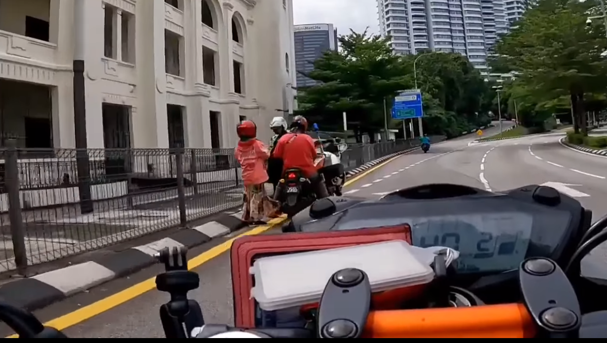 VIDEO PILIHAN: TUNGGU LAMPU ISYARAT HIJAU, BARU TERUSKAN PERJALANAN