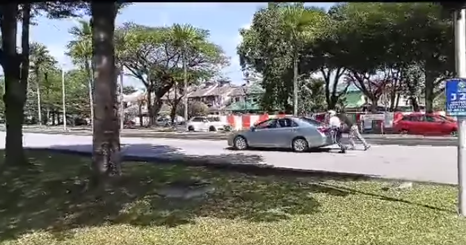 Video Pilihan Anggota Trafik Ipd Subang Jaya Bantu Tolak Kenderaan Rosak