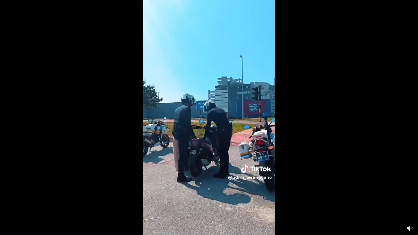 #BiarJasaJadiKenangan VIDEO PILIHAN: POLIS DAN MASYARAKAT BERPISAH TIADA