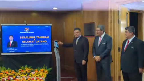 Video Pilihan Kpn Hadir Saksi Datuk Seri Saifuddin Nasution Ismail Mulakan Tugas Rasmi Sebagai Mdn