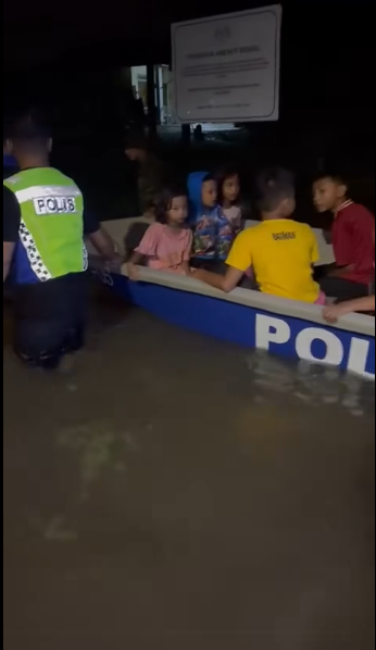 Video Pilihan Polis Ipd Taiping Redah Sungai Bantu Pindahkan Mangsa Banjir Ke Pps