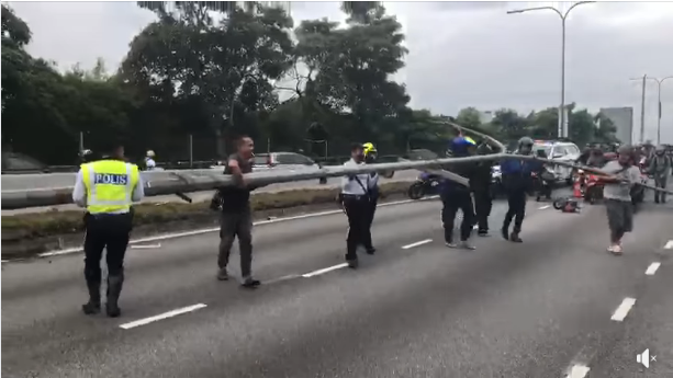 Biarjasajadikenangan Video Pilihan Anggota Bspt Ipd Ampang Jaya Bantu Alihkan Tiang Lampu Jalan Terbalik