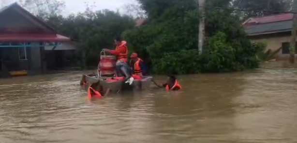 Opbanjir Polis Pasir Mas Bantu Mangsa Terperangkap Banjir