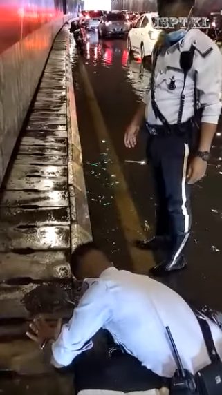 Video Pilihan Abang Trafik Berkorban Demi Kelancaran Lalulintas Warga Kota