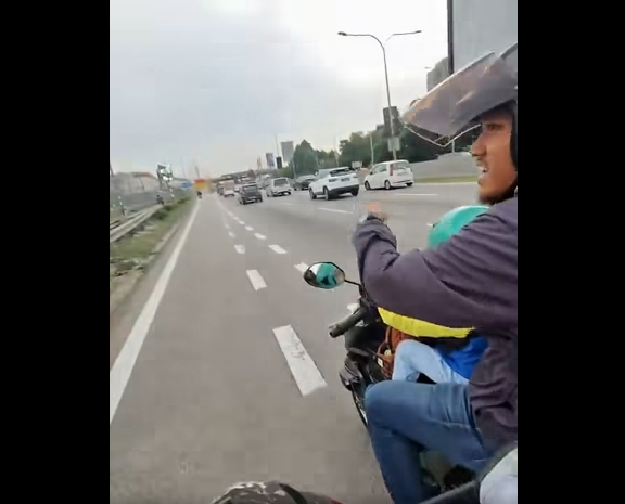 Biarjasajadikenangan Video Pilihan Prihatin Tanpa Mengira Waktu Anggota Pdrm Tampil Hulurkan Bantuan