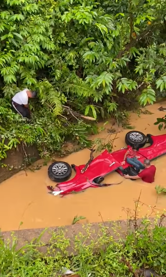 Biarjasajadikenangan Video Pilihan Anggota Bspt Ipd Lipis Selamatkan Pasangan Terbabas Dalam Parit