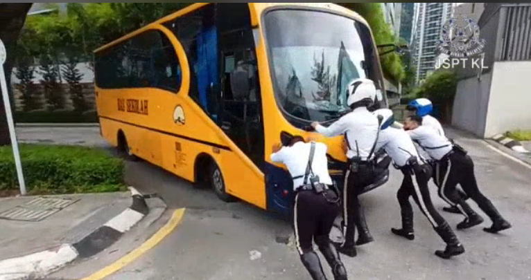 #BiarJasaJadiKenangan VIDEO PILIHAN: POLIS DAN MASYARAKAT BERPISAH TIADA