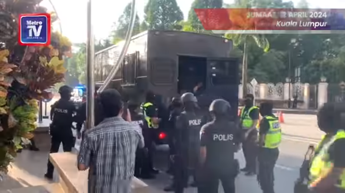 Update Video Pilihan Lelaki Israel Tiba Di Mahkamah Dengan Kawalan Ketat Polis