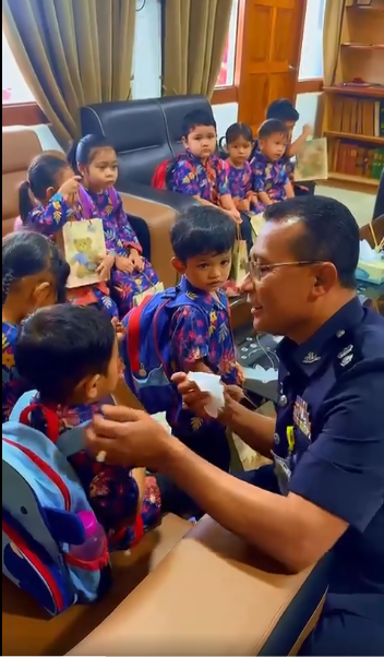 Video Pilihan Polis Ipd Kuala Krai Sambut Lawatan Murid Taska Kemas Mengkebang